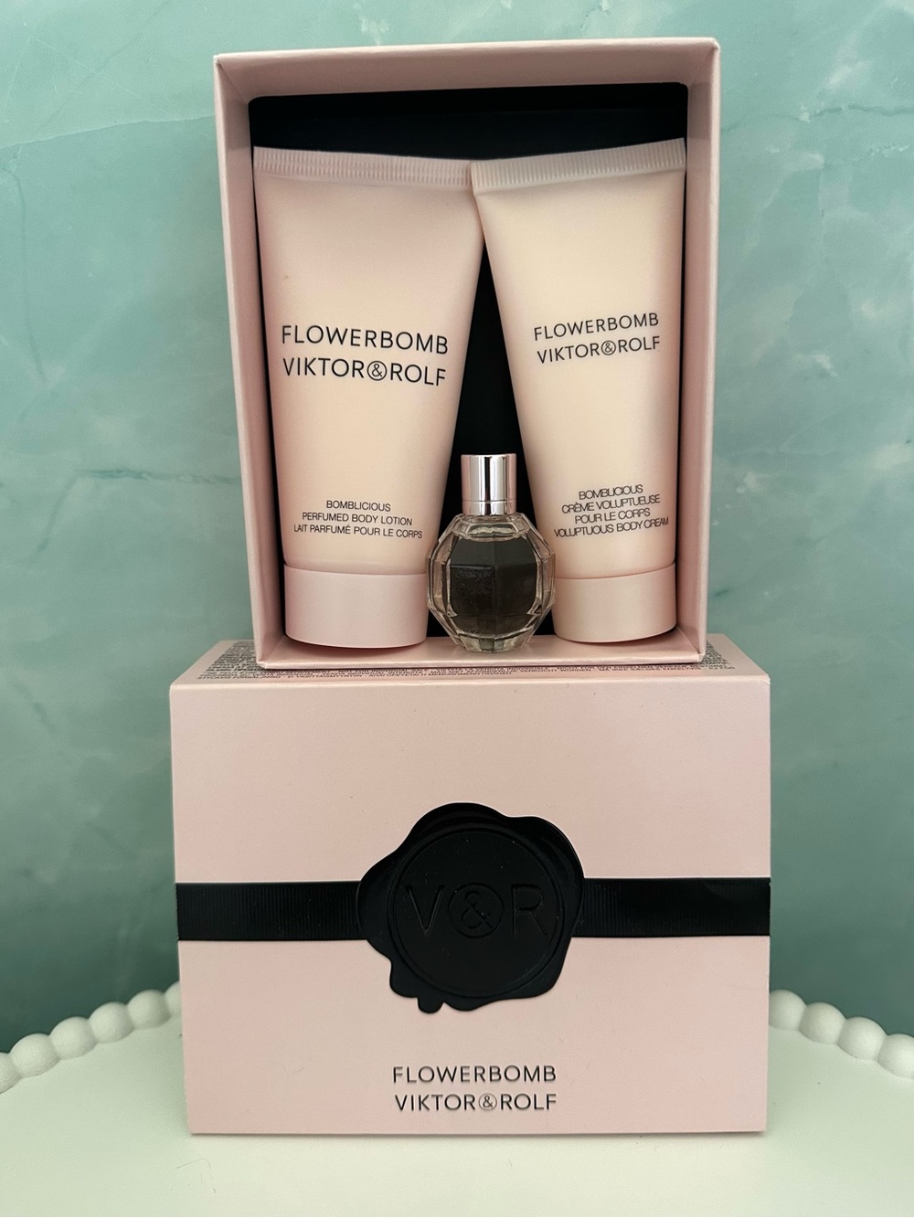 Viktor & Rolf Flowerbomb Bombilicipus Body Cream, Lotion & Fragrance Gift Set